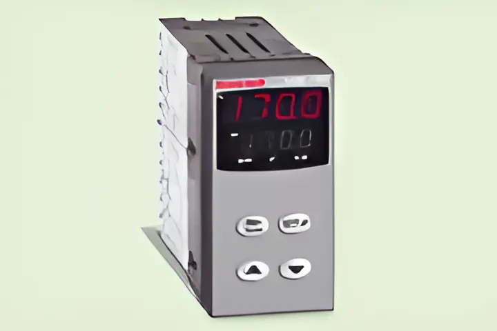 UDC1700 DIN controller for reliable and efficient control of industrial processes.